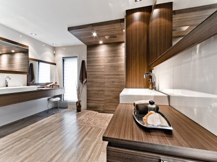 Design épuré d'une salle de bain contemporaine avec éclairage naturel.