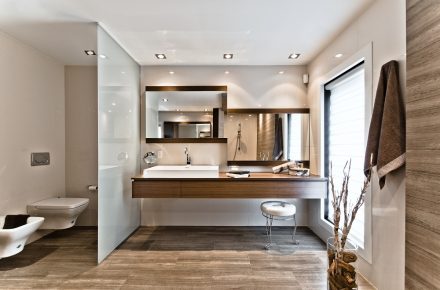 Design épuré d'une salle de bain contemporaine avec éclairage naturel.