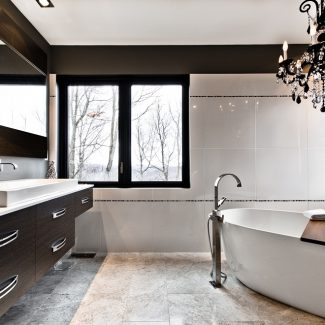 Design épuré d'une salle de bain contemporaine avec éclairage naturel.