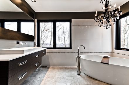 Design épuré d'une salle de bain contemporaine avec éclairage naturel.