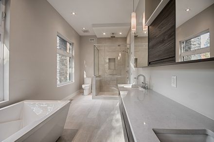 Armoire de rangement blanc avec douche en verre dans une salle de bain moderne.