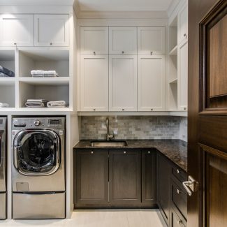 Design épuré d'une salle de lavage contemporaine avec armoires foncées.