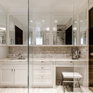 Agencement design d'une salle de bain traditionnelle dans un intérieur lumineux.