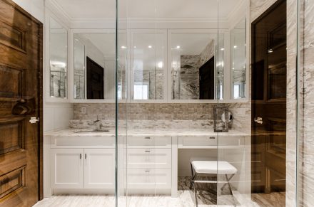 Agencement design d'une salle de bain traditionnelle dans un intérieur lumineux.