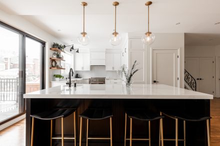 Interior design of a spacious and modern kitchen.