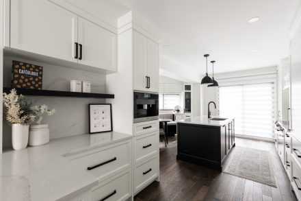 Modern white Kitchen tastefully and elegantly designed by Ateliers Jacob.