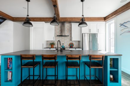 Modern Kitchen with a central island in invigorating colors.