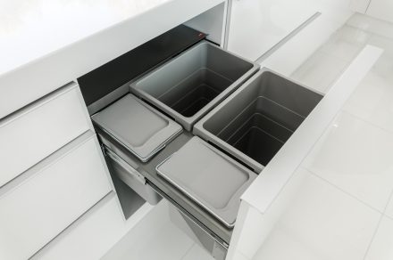 Solution: Bacs à recyclage et poubelle pour tri sélectif dans la cuisine .