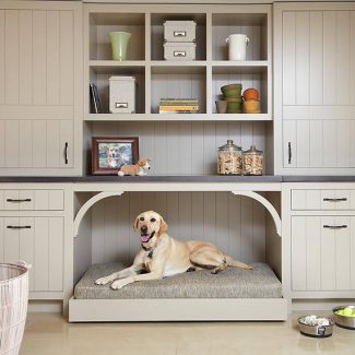 Meuble intégrant une armoire dédiée au panier d'un chien qui s'y tient confortablement.