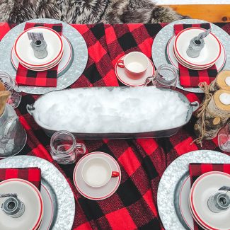 Table dressée et décorée sur le thème du temps des sucres.