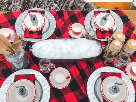 Table dressée et décorée sur le thème du temps des sucres.