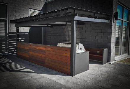 Concept design d'une cuisine moderne illuminée par une lumière naturelle abondante.