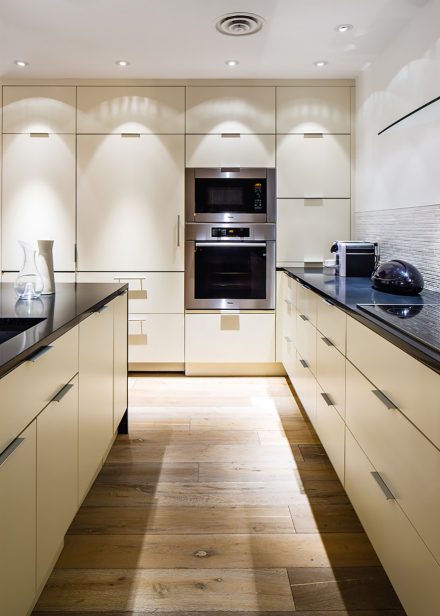 Modern kitchen furniture with a central island for a chic and streamlined design.