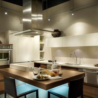 Custom-made kitchen furniture in wood and white with a central island.