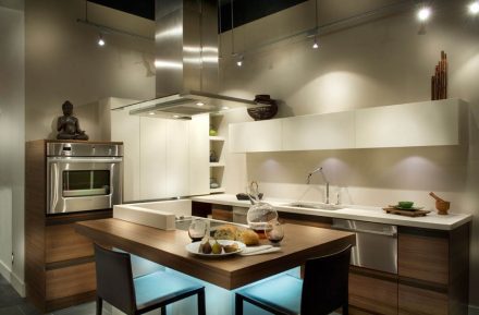 Custom-made kitchen furniture in wood and white with a central island.