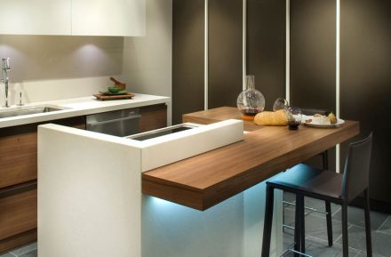 Armoire de cuisine avec portes grises et poignées en acier brossé. Design moderne et élégant