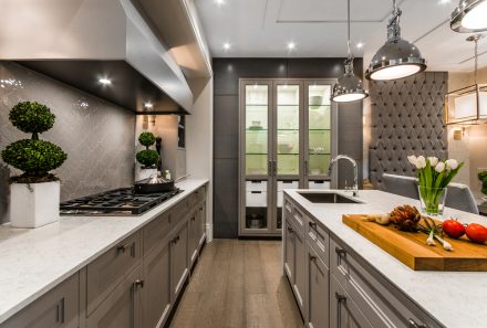 Design élégant d'armoire de cuisine blanche et grise avec éclairage intégré - Ateliers Jacob.