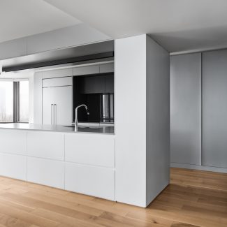 Elegant and contemporary design of a fitted kitchen.