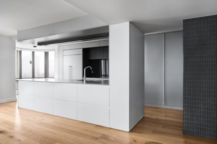 Elegant and contemporary design of a fitted kitchen.