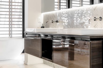 Superbe salle de bain contemporaine blanche avec dosseret à motifs chevrons.