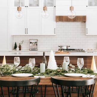 Cuisine décorée pour les fêtes de fin d'année avec quelques guirlandes et des éléments sur la table.