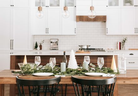 Cuisine décorée pour les fêtes de fin d'année avec quelques guirlandes et des éléments sur la table.