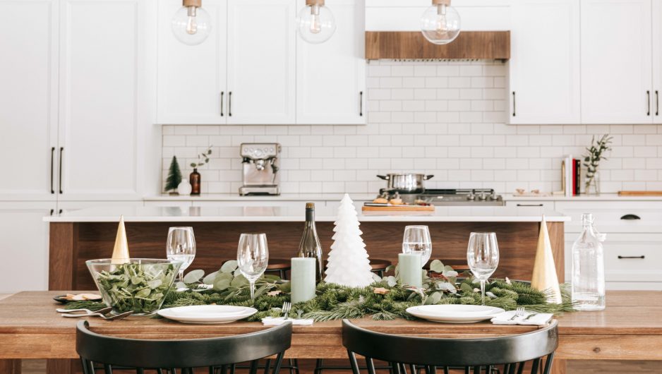Cuisine décorée pour les fêtes de fin d'année avec quelques guirlandes et des éléments sur la table.