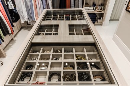 Aménagement d'un grand espace de rangement pour les vêtements et accessoires.