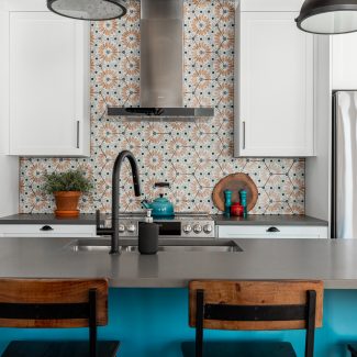 Projet Rochfort- Laurie Bonin réalisé par Ateliers Jacob. Il s'agit d'une cuisine de style contemporain.