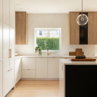 Airy kitchen with white, black and oak cabinets