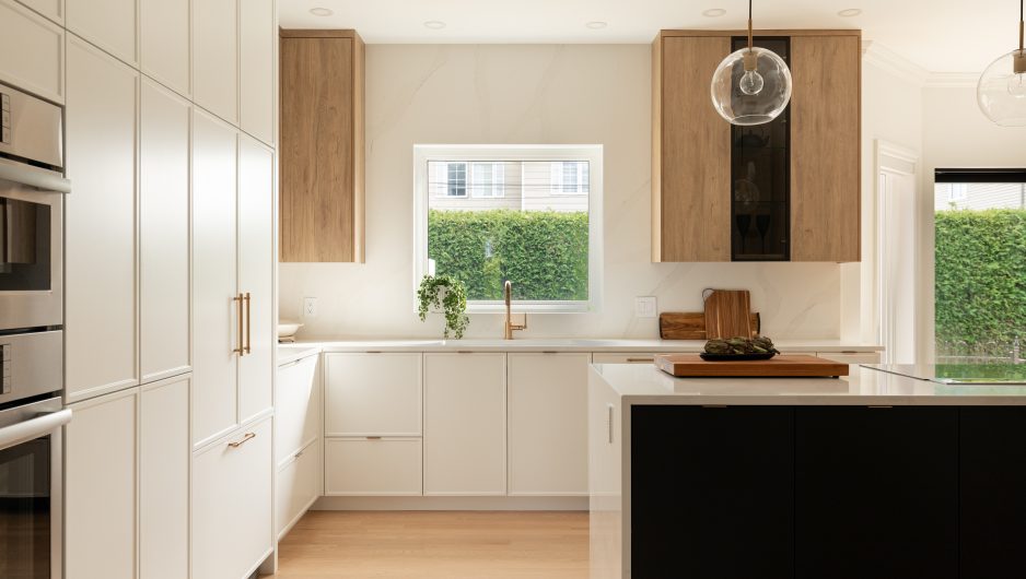 Airy kitchen with white, black and oak cabinets 