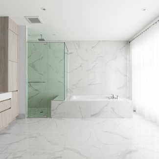 Meubles de salle de bain moderne avec armoires claires.