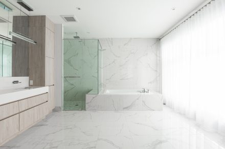 Meubles de salle de bain moderne avec armoires claires.