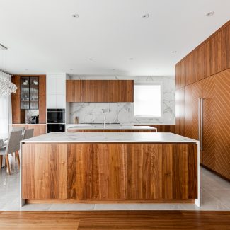 Contemporary kitchen design with natural light in a high-end house.