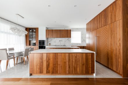 Contemporary kitchen design with natural light in a high-end house.