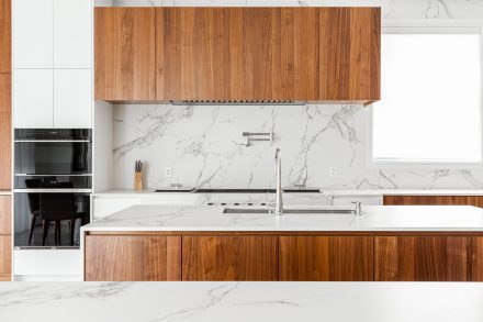 Contemporary kitchen design with natural light in a high-end house.