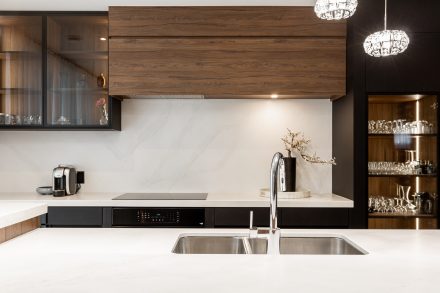 Ateliers Jacob: a modern kitchen with dark cabinets and a light backsplash.