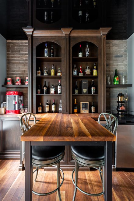 Traditional kitchen design with wall-mounted storage cabinets.