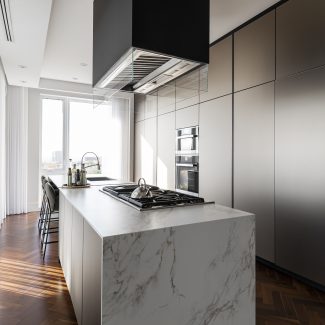 Contemporary kitchen design with sleek lines and spacious central island - Ateliers Jacob