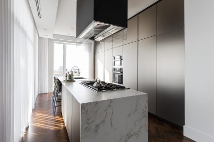 Contemporary kitchen design with sleek lines and spacious central island - Ateliers Jacob