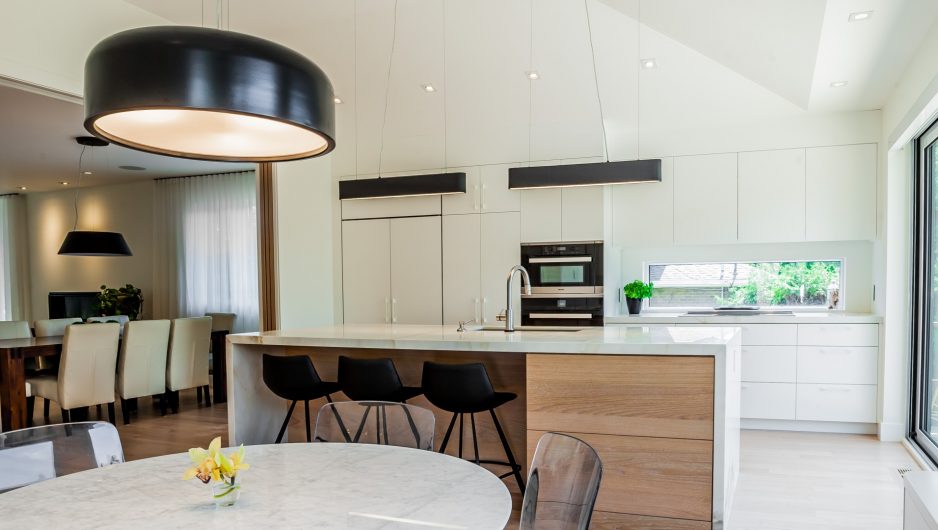 Table et îlot de cuisine moderne