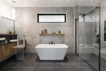 Ateliers Jacob - Salle de bain moderne et confortable dans les hauteurs.