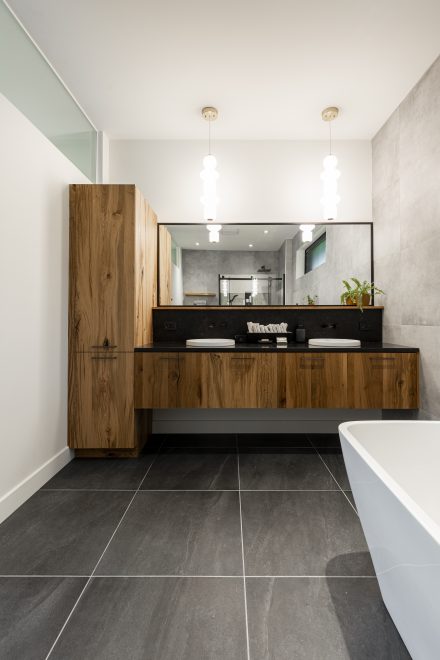 Ateliers Jacob - Salle de bain moderne et confortable dans les hauteurs.