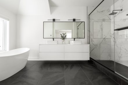 Arrangement of a modern bathroom in a bright and cozy room.