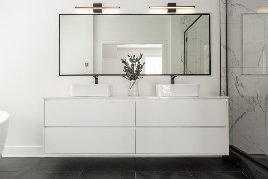 Design d'une salle de bain moderne dans une maison élégante.