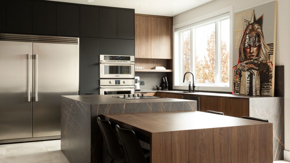 Conception sur mesure d'une cuisine avec îlot central et armoires murales noires pour maison moderne