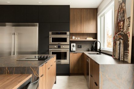 Armoire de cuisine grise et élégante, design contemporain.