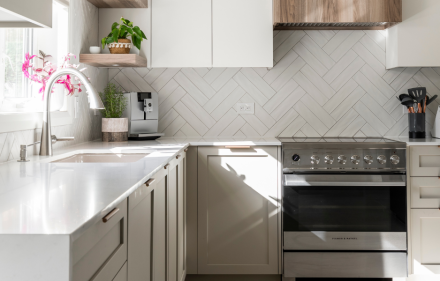 White modern kitchen with elegant fittings.