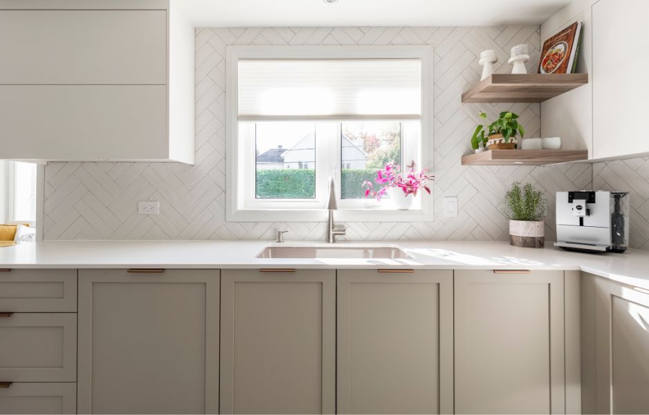 Cuisine classique beige, armoires shaker