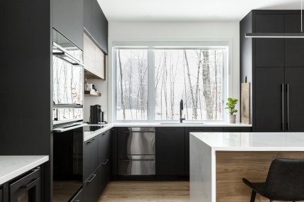 Modern kitchen design reflecting elegance and refinement.
